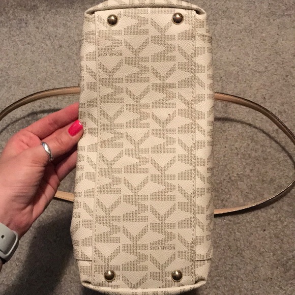 Michael Kors Handbag - Picture 4 of 8